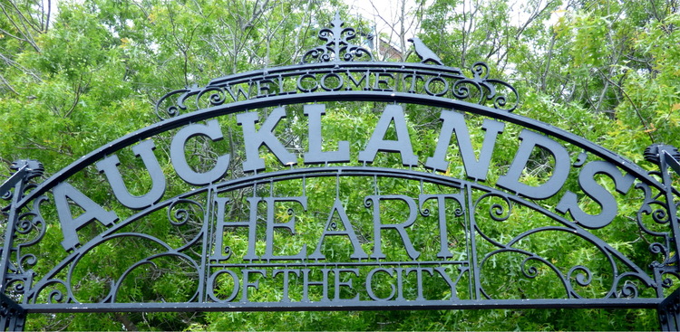 Arched cast-iron decorations on a metal gate reading 'Welcome to Aucklands Heart of the City'
